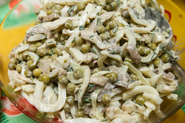Салат из кальмаров с грибами и зеленым перцем в миске — стоковое фото