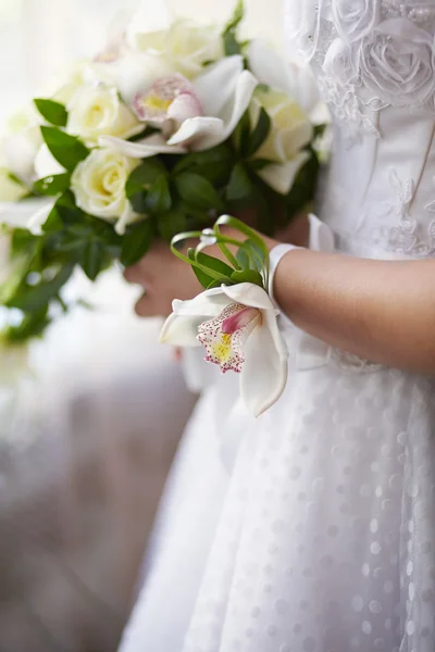 Орхидея бутоньерка для руки невесты — стоковое фото