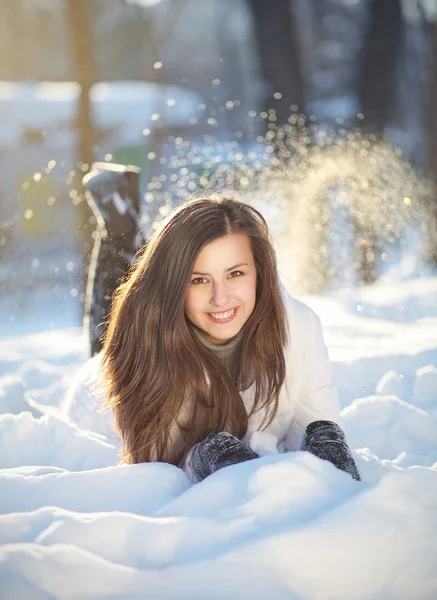 Menina sorridente na neve . — Fotografia de Stock