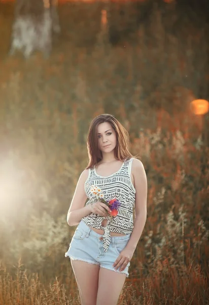 Hermosa chica sobre fondo verde — Foto de Stock