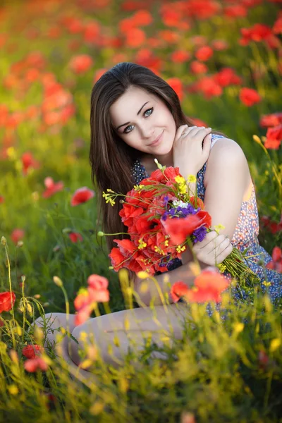 Portret pięknej kobiety pachnący kwiat — Zdjęcie stockowe