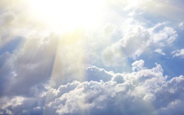 Bulutlu ve güneşli mavi gökyüzü