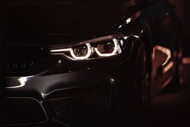 Modern bir arabanın far ışığı..