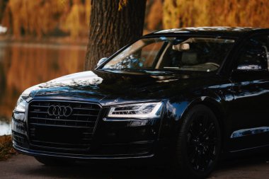 Audi A8 D4. Lüks siyah modern araba. Pahalı spor otomobil kavramı. Yönetici sınıfı otomatik.