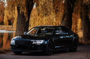 Audi A8 D4. Lüks siyah modern araba. Pahalı spor otomobil kavramı. Yönetici sınıfı otomatik.