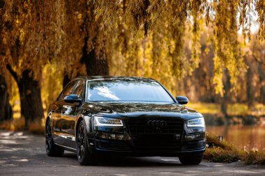 Audi A8 D4. Lüks siyah modern araba. Pahalı spor otomobil kavramı. Yönetici sınıfı otomatik.