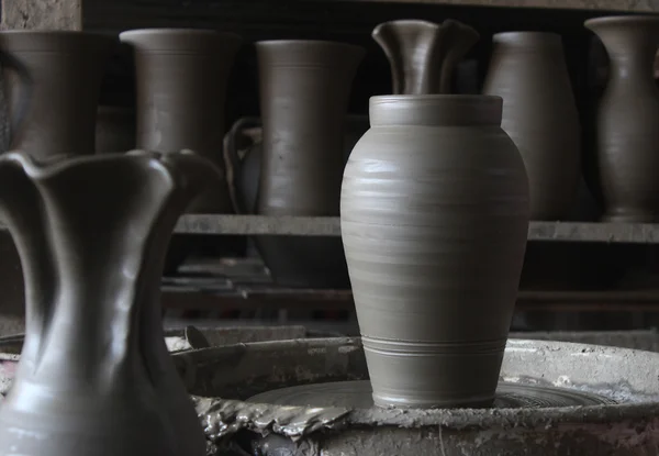El yapımı vazo içinde çanak çömlek Atölyesi — Stok fotoğraf