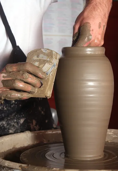 Potter'ın eller seramik vazo yapma