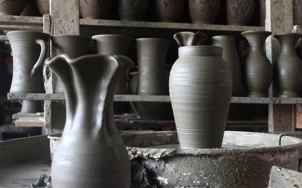 Handgefertigte Vase in Töpferei Stockbild