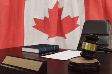 Hukuk ve adalet kavramı, ahşap bir masaüstünde tokmak ve arka planda Kanada bayrağı. 3d hazırlayıcı.