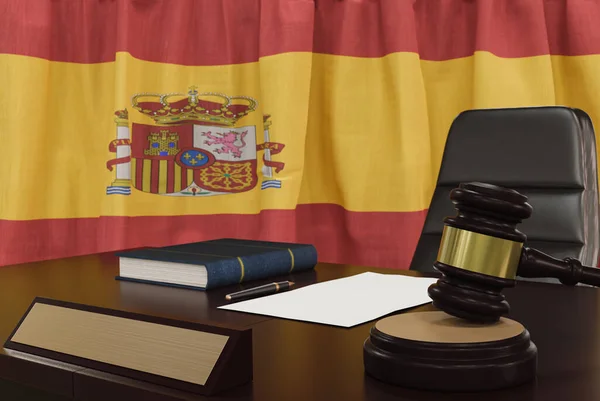 法律和司法概念 木桌上的木槌和背景上的西班牙国旗 3D渲染 — 图库照片