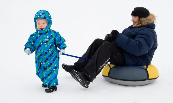 Un enfant porte sur le tube papa (traîneau gonflable ) — Photo