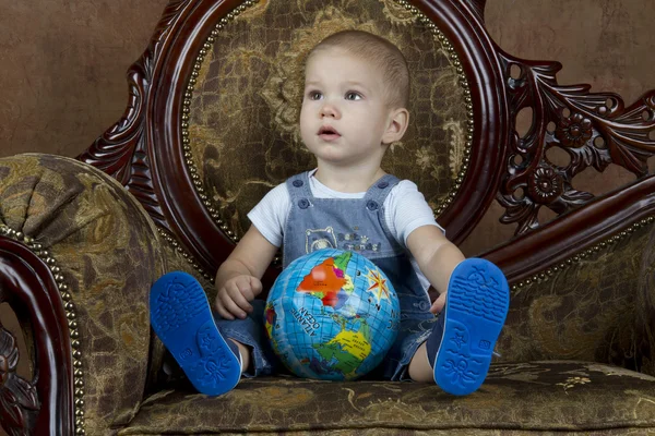 Ребенок с глобусом — стоковое фото