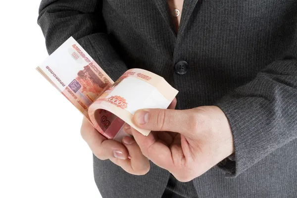 Στοίβα τραπεζογραμμάτια των 5000 ρούβλια στα χέρια αρσενικό — Φωτογραφία Αρχείου