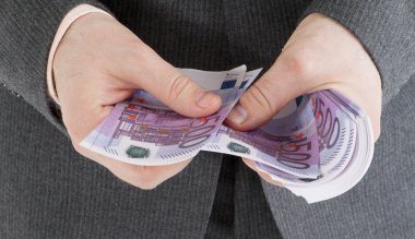 deste banknot erkek elinde 500 Euro