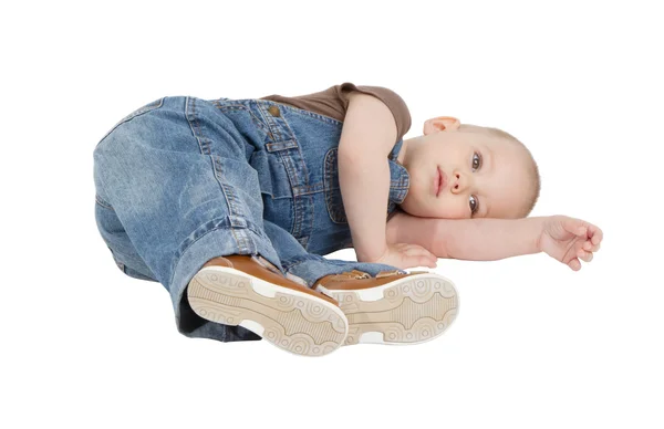 Ребенок лежит на полу — стоковое фото