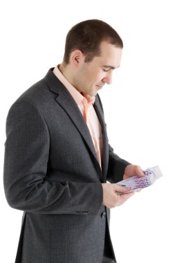 adamın elinde 500 Euro banknot yığını