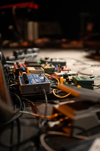 Gitarrenpedal und Kabel Stockbild