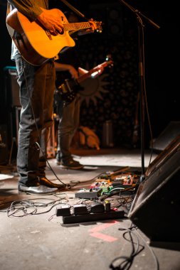 Sahne Alanı'nda akustik band konseri