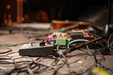 gitar pedal ve kablolar