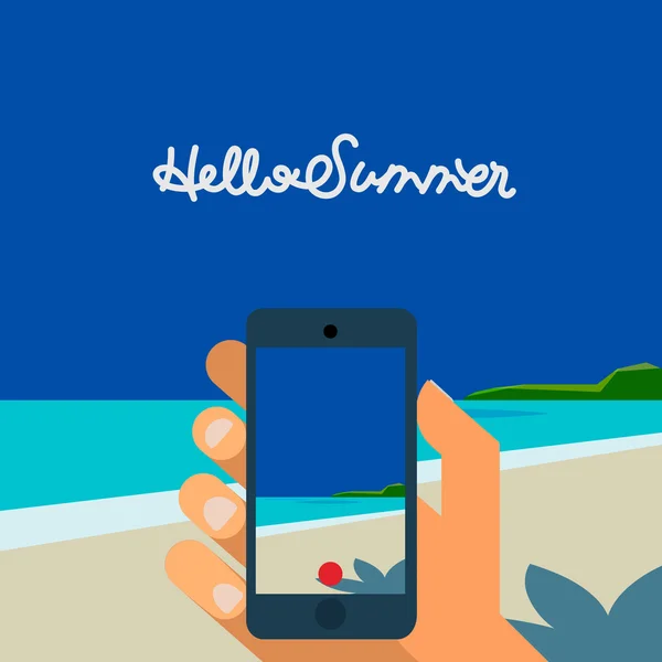 Hola verano, mano celebración smartphone hacer foto de la playa — Vector de stock