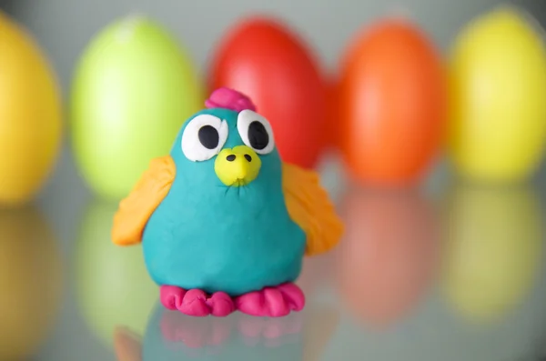 Αστεία κουκουβάγια με ζύμη παιχνιδιού στο παρασκήνιο πολύχρωμα αυγά Royalty Free Φωτογραφίες Αρχείου