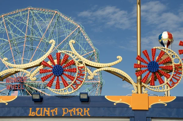 Luna Park and the wonder wheel in NYC, USA — Stock Photo, Image
