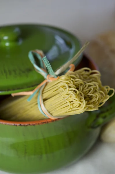 Italiaanse pasta met basilicum en knoflook — Stockfoto