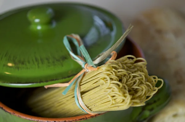 Italské těstoviny s bazalkou a česnekem — Stock fotografie