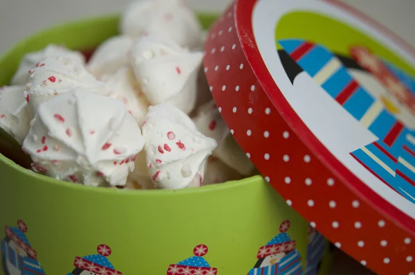 Schuimgebakjes met pepermunt snoep neerstortingen voor kerst dessert Rechtenvrije Stockafbeeldingen