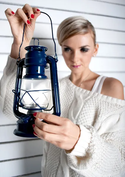 The beautiful young girl holds an oil lamp — Stock Photo, Image