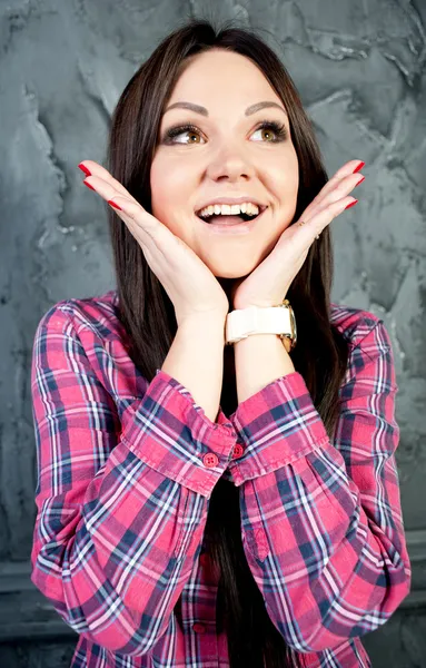 Close-up van een jonge vrouw op zoek opgewonden — Stockfoto