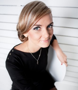 Gülümseyen bir kadının yakın çekimi