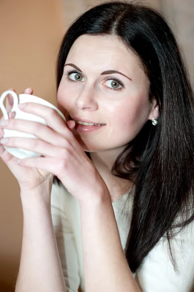 Beautiful girl and tea — Stock Photo, Image