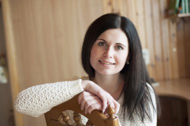 gülümseyen bir genç kadının yakın çekim