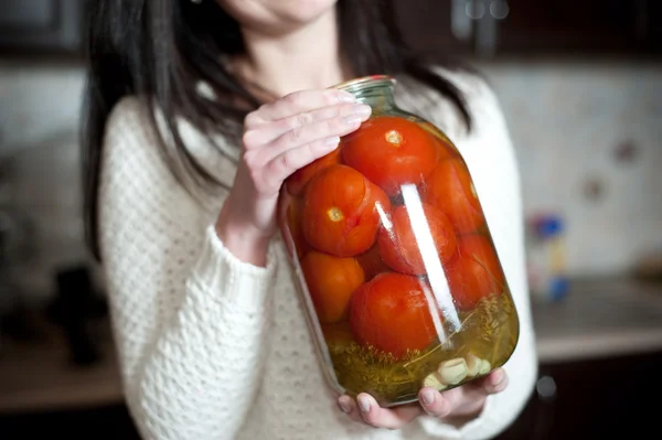 Kadın domates korur — Stok fotoğraf