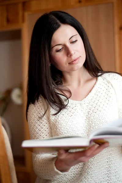 Reads the book — Stock Photo, Image