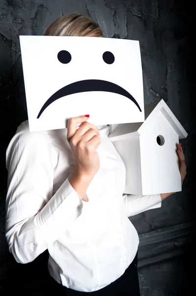 Houden van een blanco papier met droevig gezicht — Stockfoto