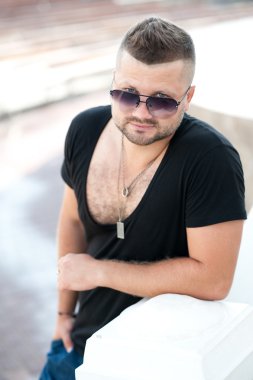 Yakışıklı bir gencin portresi.