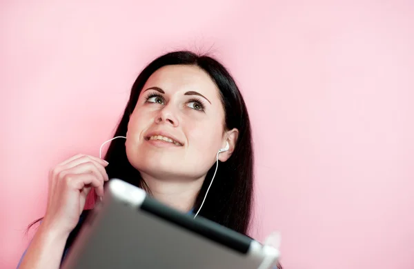 Leende kvinna som använder TabletPC — Stockfoto