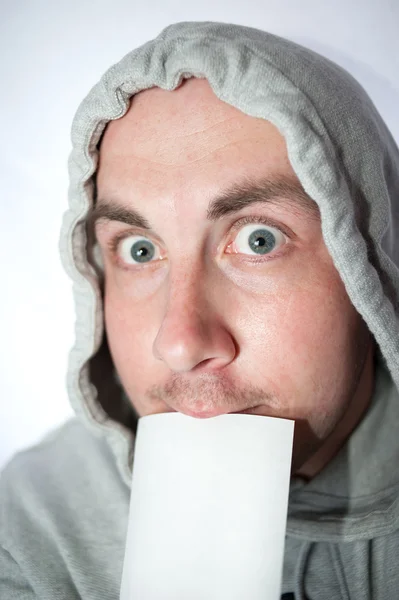 Hombre feliz sosteniendo tarjeta en blanco — Foto de Stock