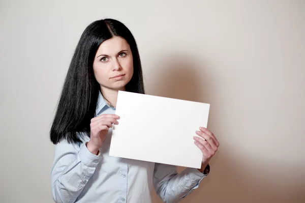 Молодая женщина держит пустую карту — стоковое фото