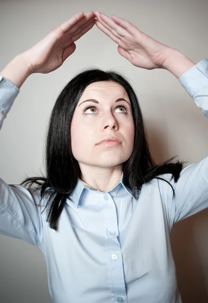 Mani femminili che mostrano il gesto della casa — Foto Stock