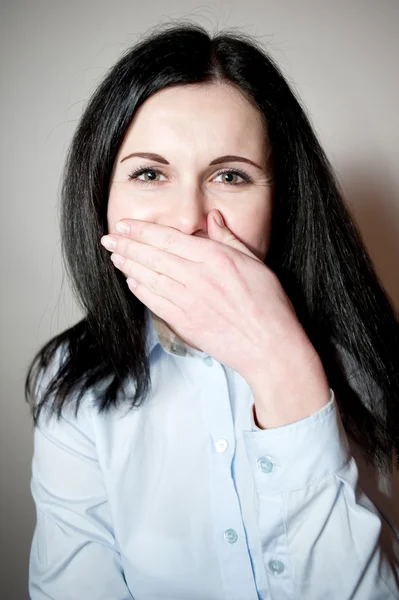 Mujer sonríe, cubre una boca con una palma —  Fotos de Stock