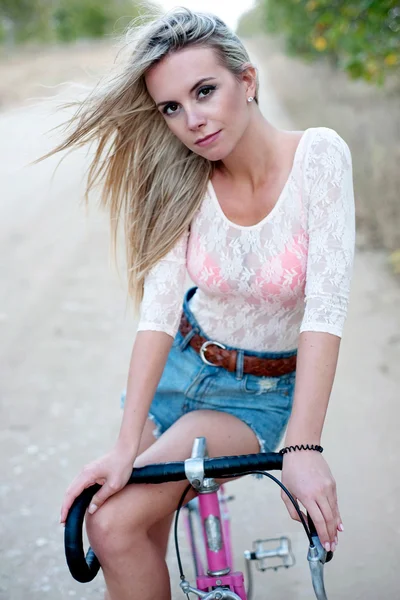 Mujer feliz ciclismo — Foto de Stock