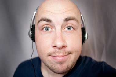 genç adam müzik dinliyor