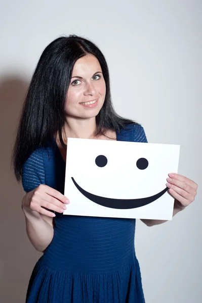 Jovem Mulher segura um sorriso — Fotografia de Stock