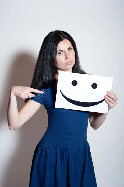 Joven mujer sostiene una sonrisa — Foto de Stock