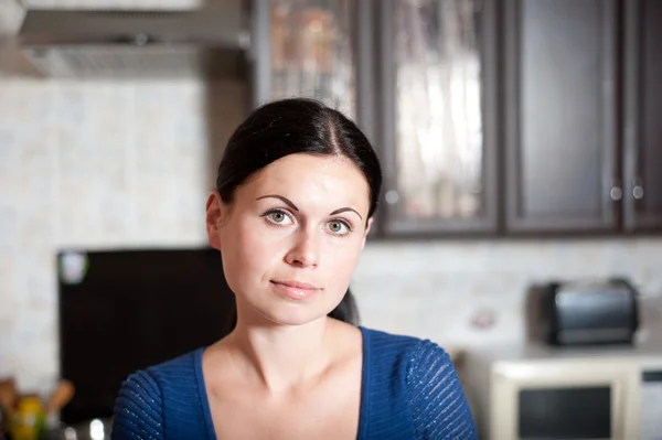 Retrato de la joven en la cocina —  Fotos de Stock