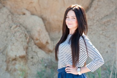 Kumsaldaki güzel esmer kadın